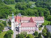Photographie aérienne d'un monastère de style baroque