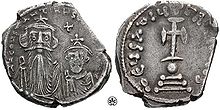 Revers et avers d'une pièce byzantine en argent avec le portrait d'un empereur et son fils sur l'avers et une croix sur le revers