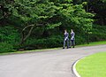 Guardie imperiali di pattuglia a piedi intorrno al Palazzo imperiale a Tokyo.