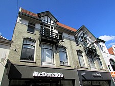 Gevel Kerkstraat 14 (gemeentelijk monument) kledingzaak Sandwich en 16 restaurant McDonald's