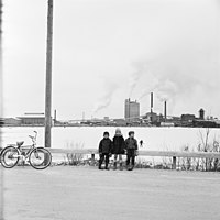 Děti před papírenskou továrnou Kemi, 1963