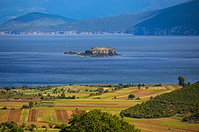 Liqeni i Prespës dhe Ishulli "Qyteti i Vogël" pjesë e Parkut Kombëtar të Prespës