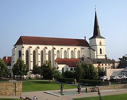 Pohled na kostel z klášterních zahrad