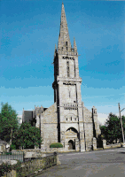 Église paroissiale Saint-Émilion : façade et clocher.