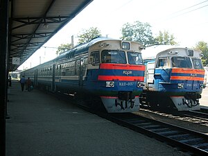Дизель-поезда МДП-007 (слева) и ДР1П-075 на станции Брест-Центральный (Белоруссия). Вид на моторные вагоны