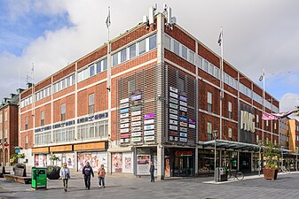 Domus-varuhuset i Umeå (nuvarande MVG-gallerian, ritat av arkitekt Dag Ribbing, Kooperativa förbundets Arkitekt- och Ingenjörskontor.[9] Invigt 1969.