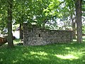 Ruine de chilii aflate în curtea mănăstirii