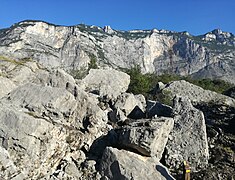 Geröllhalde mit Abbruchstelle Monte Brento (rechts) und Monte Costa (links)