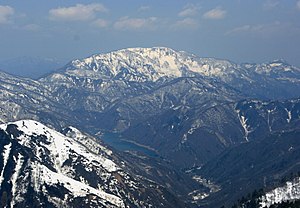 南側の三方岩岳から望む猿ヶ山