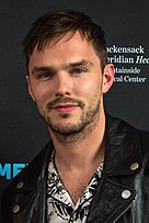 Nicholas Hoult spielt den Anführer der Terroristen­gruppe und Jude Law den FBI-Agent der sie verfolgt