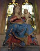 Vierge à l’Enfant en pierre à l’intérieur de la chapelle.