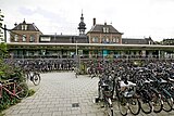 Achteraanzicht vanaf de verhoogde fietsenstalling aan de Coenderstraat (2007)