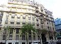 Fachada frontal del edificio Estrugamou en la intersección de la calle Arroyo y Juncal.