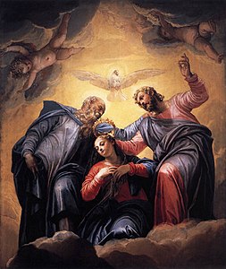 Image d'une peinture montrant au centre une femme assise encadrée par deux hommes debout dont celui de droite lui pose une couronne sur la tête devant un arrière-plan lumineux au centre duquel figure un grand oiseau. Sur le haut où les coins sont sombres, de part et d'autre deux anges planent sur la scène.