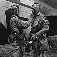 配備湯普森衝鋒槍的美軍士兵在出发前塗上伪装迷彩，1944年6月攝於英国