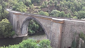 Puente de Vieille-Brioude sobre el río Allier (siglo XV) cuyo arco de 54,20 m de luz (hoy reconstruido con solo 45 m), fue durante cuatro siglos la mayor bóveda de piedra existente.