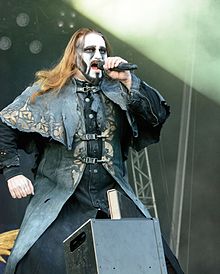 Attila Dorn během vystoupení se skupinou Powerwolf v roce 2016