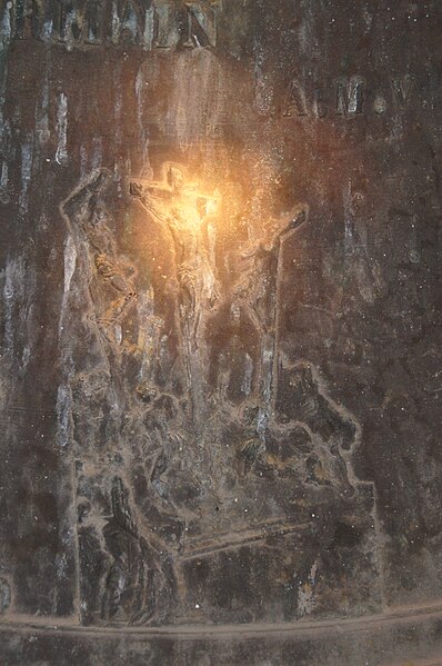 File:Représentation de la Crucifixion de Jésus de Nazareth face ouest sur la cloche de Saint-Germain-sur-Ay ERNOUF Guillaume.JPG