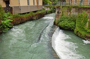 Le déversoir détourne en aval des moulins le surplus d'eau vers un bras ou fossé de décharge.