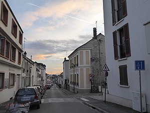 Rue Gabriel-Péri, vue en descente.