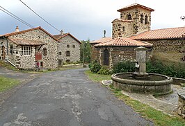 Centrum van Saint-Geneys-près-Saint-Paulien, met rechts de kerk