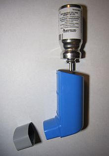 En rund cylinder over en blå plasticholder
