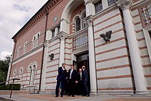 Секретарь Керри идет с историком Университета Райса Бринкли через кампус Райса в Хьюстоне (26667575775) .jpg