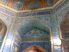 Elaborado azulejo azul en el interior