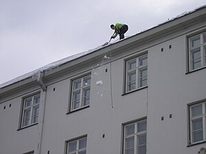 English: Snow being dropped from roof in Jyväs...
