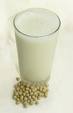 English: Glass of soy milk and soy beans.