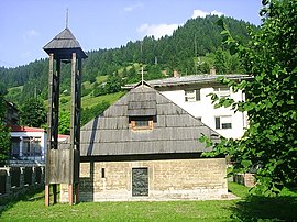 Маленькая каменная церковь на склоне холма