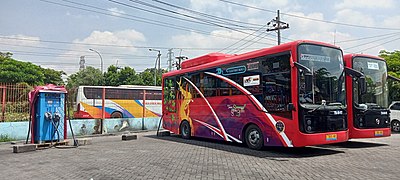 Situasi stasiun pengisian bahan bakar bus listrik untuk unit-unit Trans Semanggi Suroboyo di Terminal Purabaya, 22 Desember 2022.