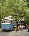 Een bus van het KLM autobusbedrijf op het busstation van Utrecht Centraal, 1985