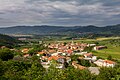 Blick über Vrhpolje bei Vipava auf Slap, Lože und Podraga: Hrbec (Vrhe, links) und Obelunec (Brda, Mitte rechts)