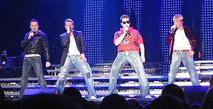 de maldekstre dekstren: Shane Filan, Nicky Byrne, Mark Feehily kaj Kian Egan dum koncerto en 2007