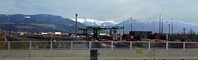 Güterbahnhof Wolfurt, im Hintergrund der schneebedeckte Dornbirner First