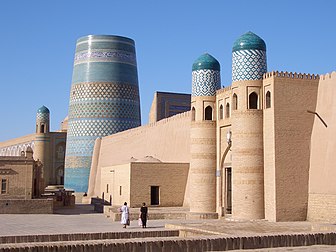 La médersa Mohammed Amin Khan et le minaret Kalta Minor (Khiva, Ouzbékistan) (définition réelle 2 560 × 1 920)