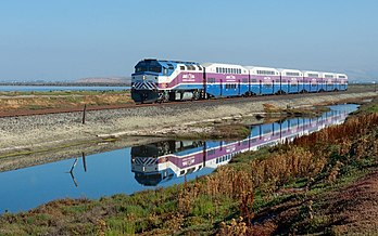 L’Altamont Commuter Express traversant le Don Edwards San Francisco Bay National Wildlife Refuge, entre Fremont et San José (Californie). (définition réelle 2 931 × 1 832)