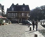 Szene am Wasser in der Altstadt von Auray