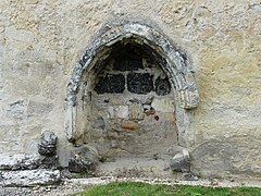 Un enfeu sur le mur extérieur sud-est de l'église.