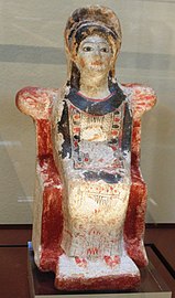 Figure féminine en terre cuite. Akréfnio, début du Ve siècle av. J.-C.[12].