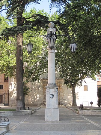 Columna perteneciente a la antigua Fuente Dorada