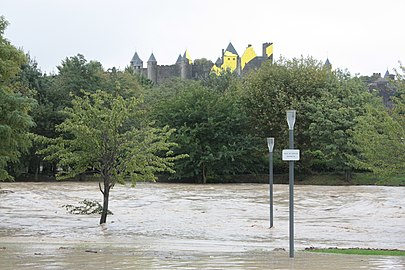 15 octobre 2018, 9h31 - Carcassonne, les berges du quai Bellevue sont sous l'eau.