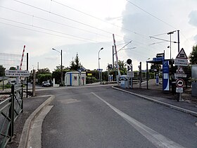 Passage à niveau et accès aux quais.