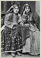 دو بانوی آذربایجانی در لباس آذربایجانی. ۱۸۸۱.