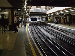 Nástupiště linky Metropolitan line ve stanici Baker Street, pohled na sever