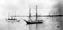L’USS Niagara (au centre) en 1913, gréé en senau.
