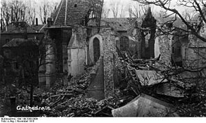 Église de Bapaume démolie par les obus, en 1916, Archives fédérales allemandes.