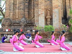 Chicas danzarinas del pueblo cham en la Provincia de Ninh Thuận.
