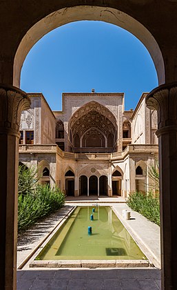 Vista de um dos seis pátios da casa de Abbasi, uma grande residência histórica tradicional localizada em Caxã, Irã. (definição 4 647 × 7 592)